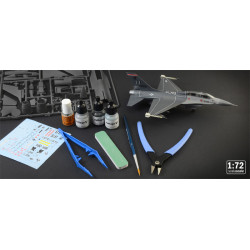MODELO 1:24 COMPLETE SET FOR MODELING: F-16 C/D NIGHT FALCON
